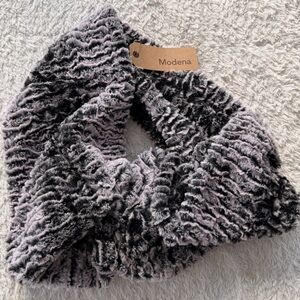 ⭐️NWT Faux fur infinity scarf